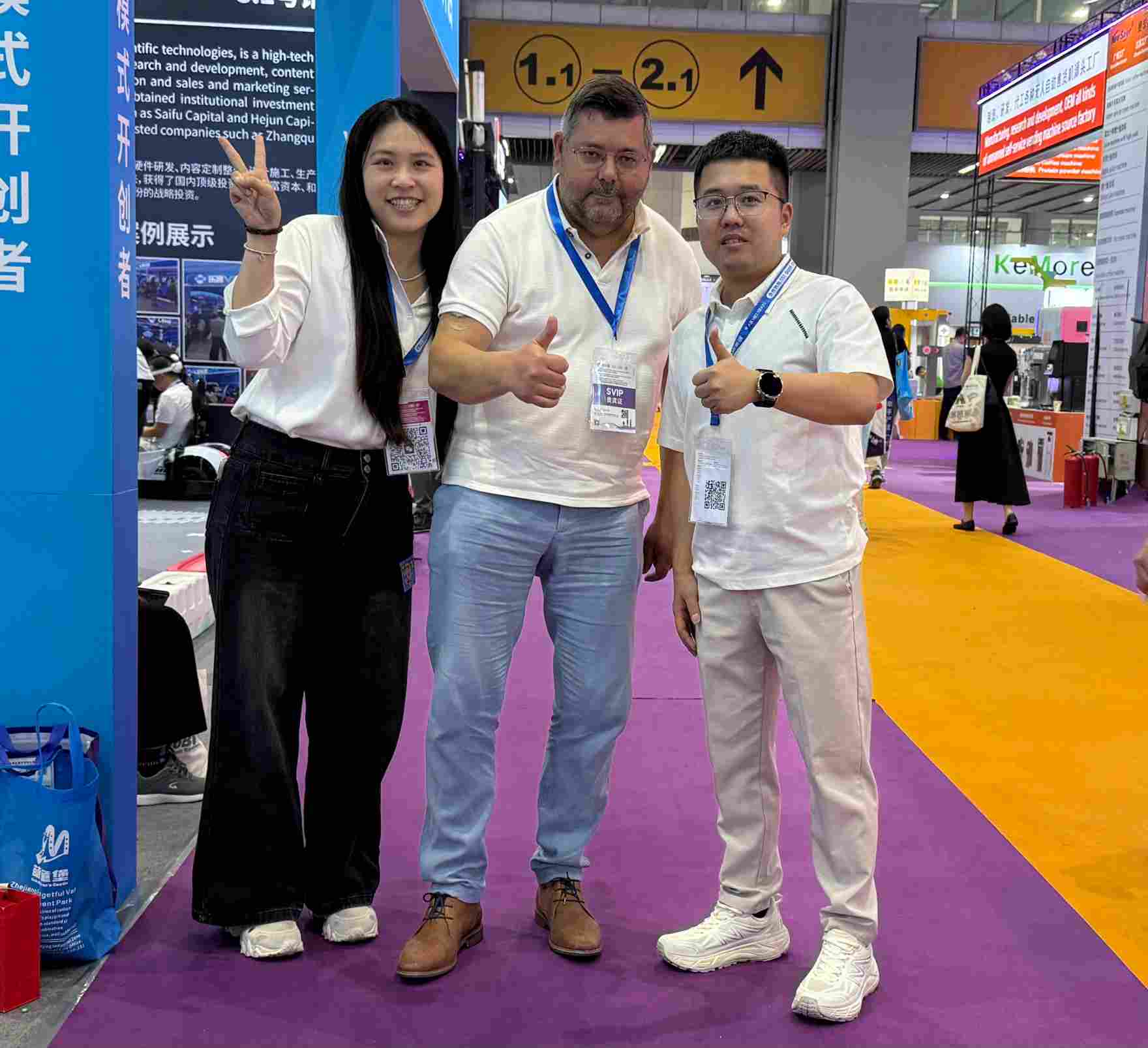 Multiplayer VR Shooting Arena | Commercial VR Laser Tag Equipment 7 LEKE VR international team posing for a group photo with global amusement arcade investors and clients at our world-class exhibition booth.