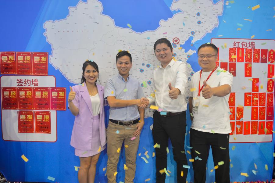 Home 75 Vietnam client signing a commercial procurement contract with LEKE VR for VR park equipment