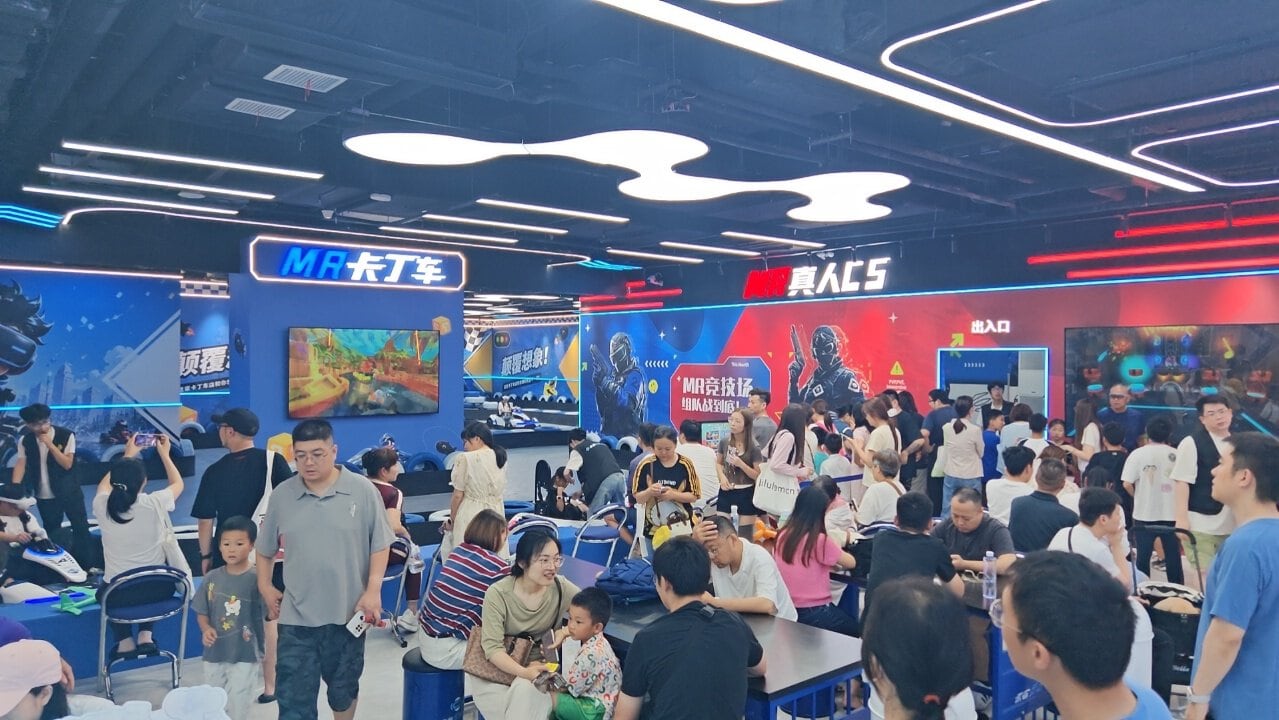 Virtual Reality Examples: Inside LEKE VR's New 1,000㎡ Flagship at Shanghai PRISMA Center 3 Ultra-wide interior panoramic view of LEKE VR 1,000sqm flagship store at Shanghai PRISMA Center showing multiple equipment zones and guests throughout the space
