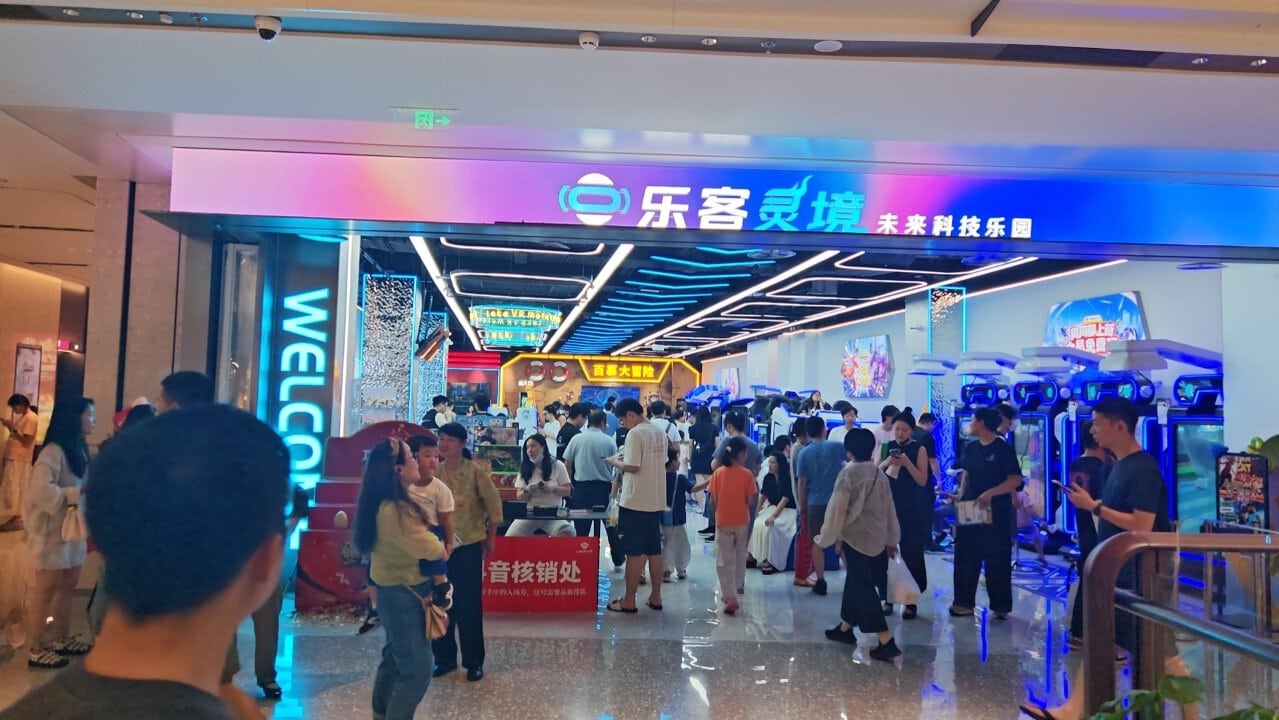 Virtual Reality Examples: Inside LEKE VR's New 1,000㎡ Flagship at Shanghai PRISMA Center 1 LEKE VR flagship store exterior brand signage at Shanghai PRISMA Xinjia Center mall entrance with foot traffic passing by