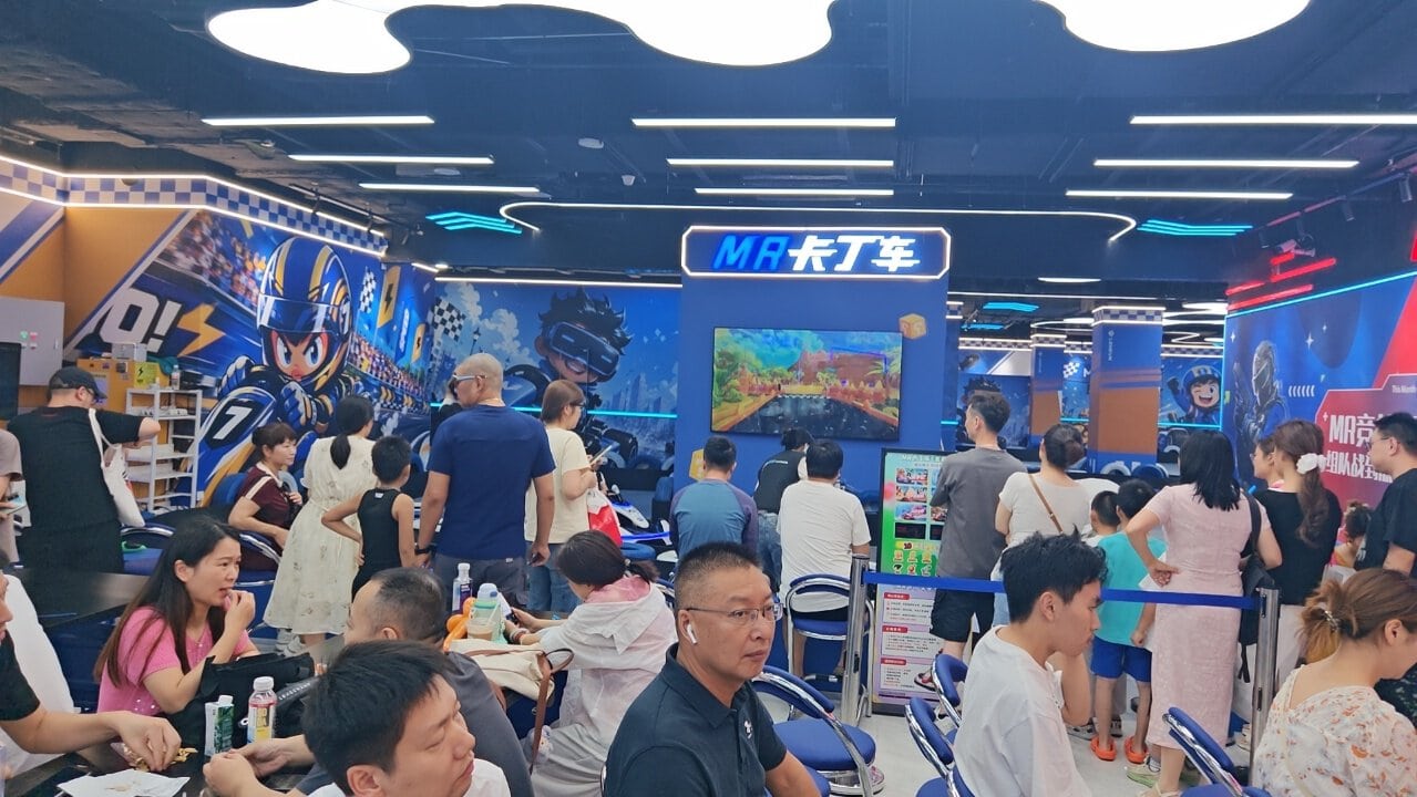 Virtual Reality Examples: Inside LEKE VR's New 1,000㎡ Flagship at Shanghai PRISMA Center 2 LEKE VR Shanghai flagship store entrance with guests queuing at the reception desk during opening weekend, staff welcoming visitors