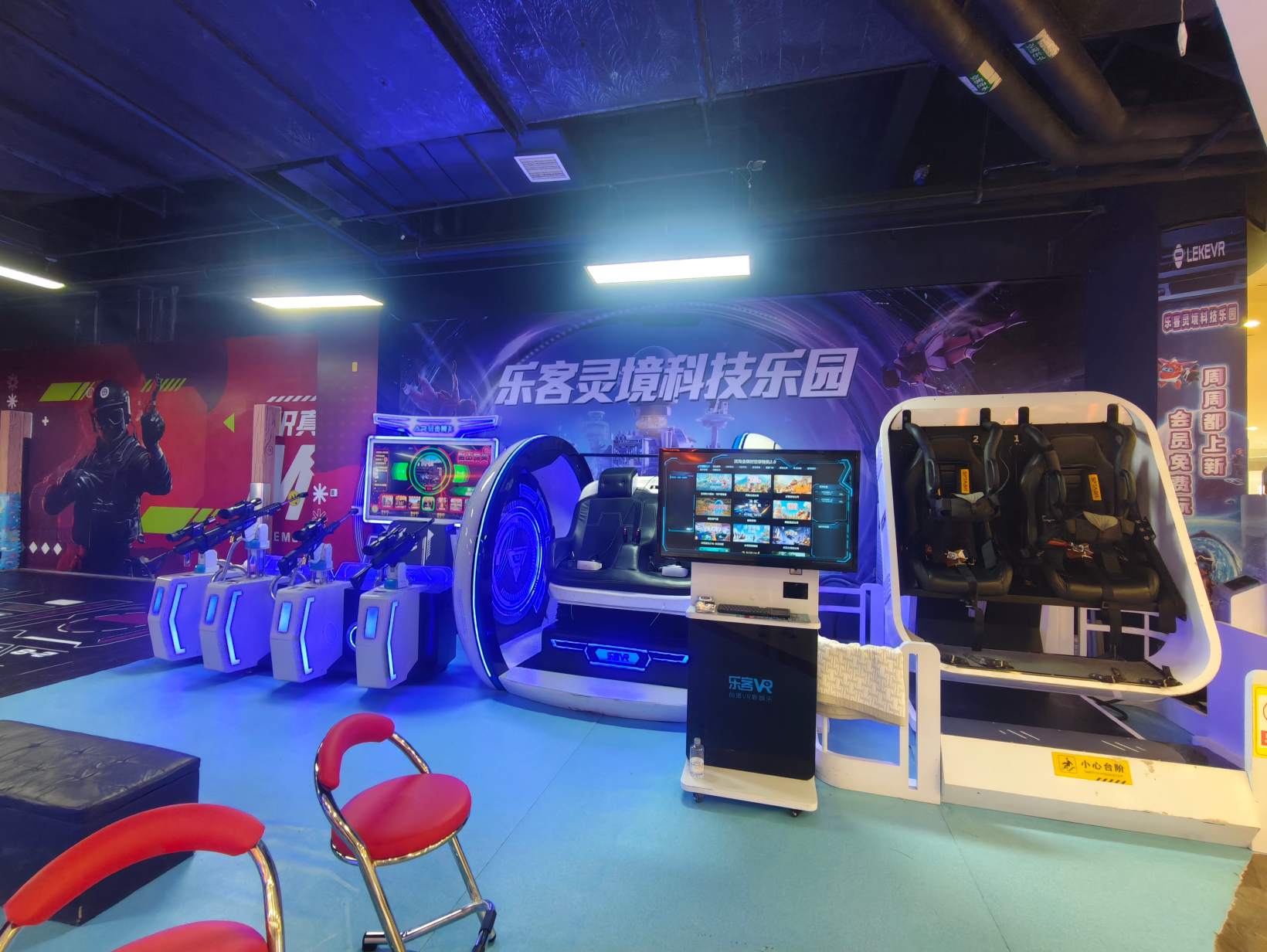 VR Entertainment Centers: Turnkey 150㎡ Setup — Real Plan, Real ROI | LEKE VR 5 LEKE VR Tianjin store showing the equipment progression along the right-angle leg: 360-degree double VR Chair, 2-Seat 9D VR Cinema, and 4-player AR Shooting Arcade Machine lined up with increasing immersion depth