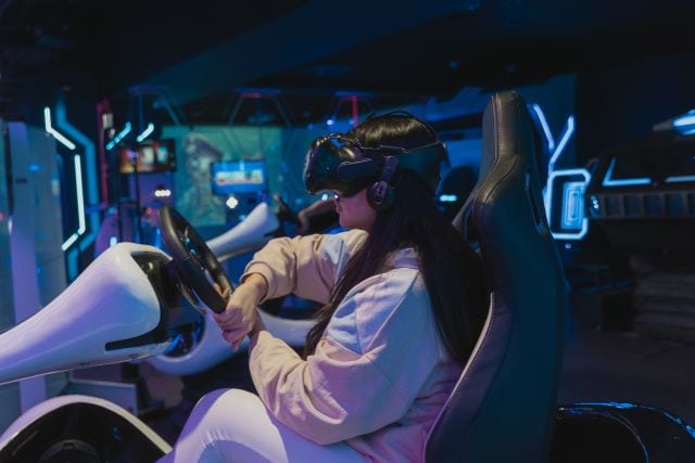 VR Chair 360 – 2-Player 9D Virtual Reality Experience for Arcades 8 50㎡ VR Zone Revenue Model: Scaling Profit Without Overexpansion