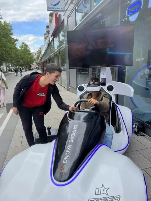 vr-racing-kart-germany-multiplayer-competition-spectator-crowd