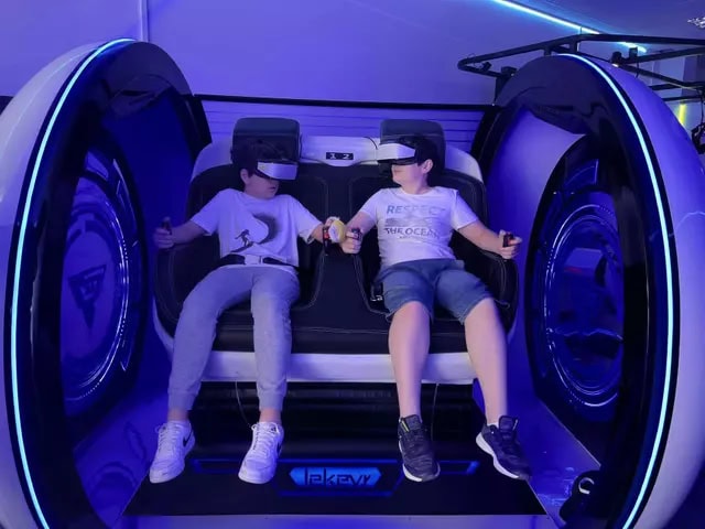 space-shuttle-2-germany-customers-playing-9d-vr-cinema