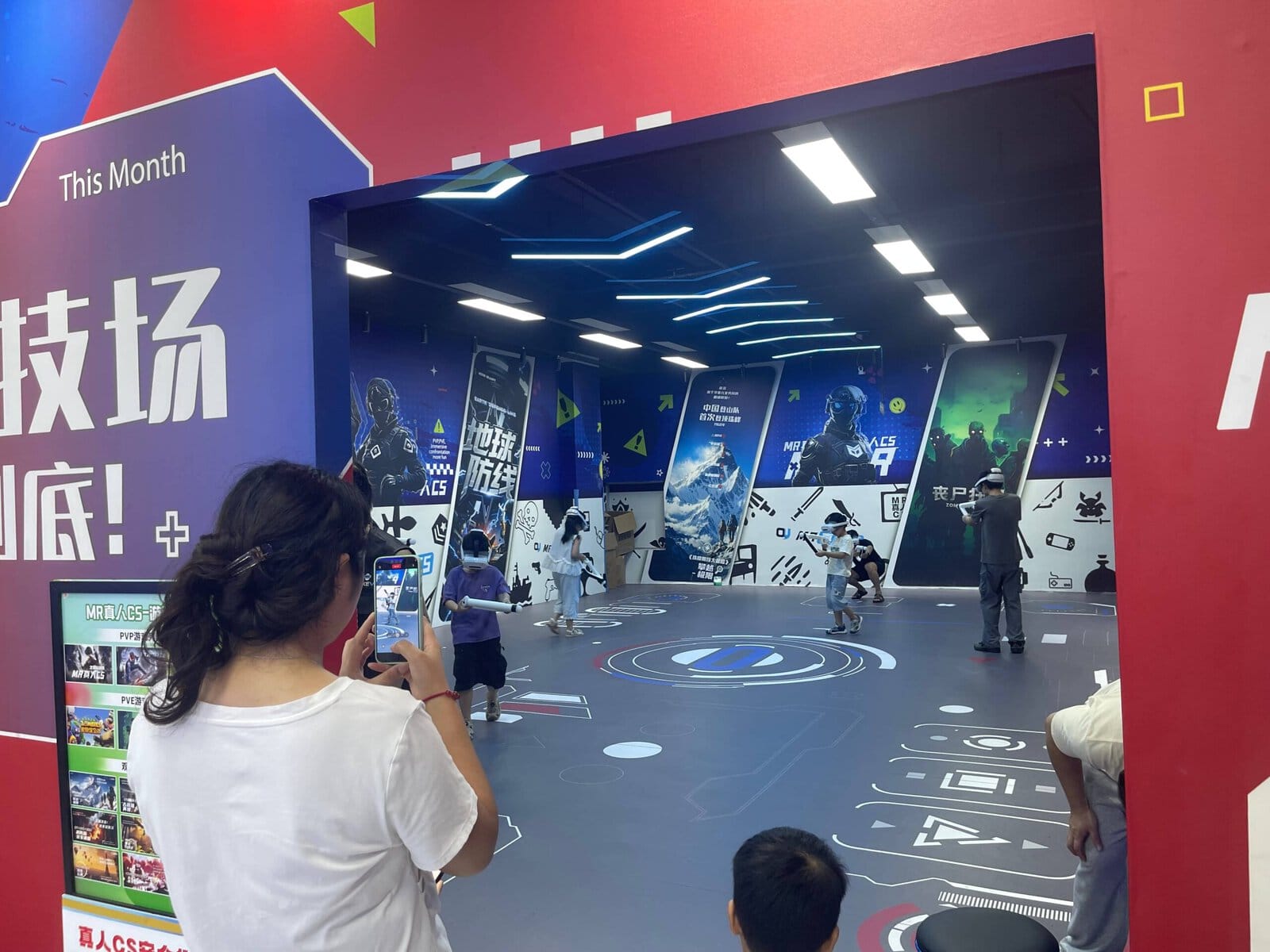 What Are the Best VR Machines for Enterprise Use? 3 Multiplayer free-roam VR arcade machine arena for group play