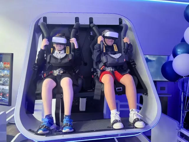 vr-chair-360-germany-customers-experiencing-rotation-thrill